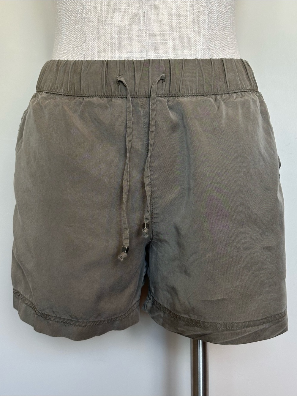 Banana Republic 100% Tencel Drawstring Pull On Shorts in Olive Green